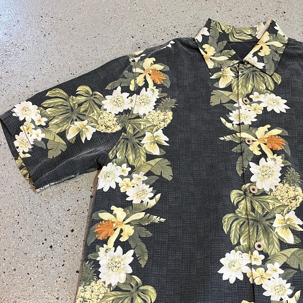 TOMMY BAHAMA SILK FLORAL SHORT SLEEVE BUTTON DOWN SHIRT GRAY MULTI SIZE MEDIUM